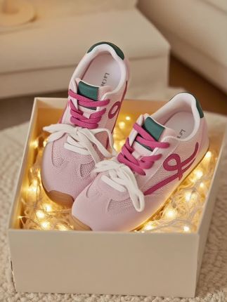 夏天必备!百搭小众鞋来啦~ 最近被问爆的小粉鞋真的太戳我了! 日常通勤、出门逛街都超合适, 软软的鞋面穿起来超舒服~ #女鞋推荐 #潮鞋控 #哎哟喂你鞋真好看