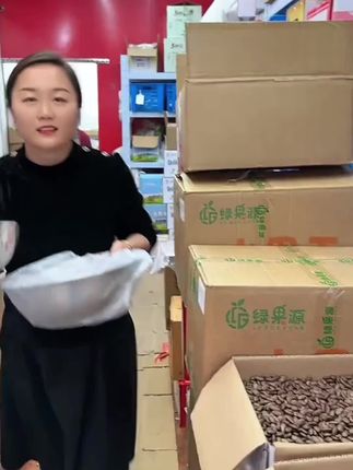 新货大颗粒吊瓜子,都是今年新货现炒现发,颗颗粒大饱满,果仁奶香浓郁,一口又一口好吃到停不下来了#优质农产品 #零食推荐 #吊瓜子 #口感非常好 #超便宜超划算