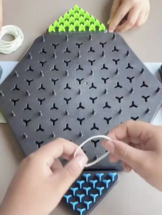 连琐三角棋。游戏双方轮流放皮筋,每次只能挂四根柱子,谁占领的三角形多谁就赢了!#好物推荐🔥