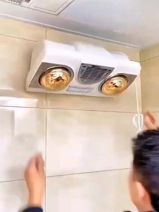 洗澡太冷的话,可以在卫生间装一台这样的风暖浴霸,它安装简单,无需打孔,直接挂在墙上就能用。它是双模设计,可以灯暖加风暖两用,升温速度快,能快速温暖房间。而且防水防爆,漏电保护,安全又放心。不管是在浴室洗澡还是在房间里取暖都非常合适哦!#家庭必备 #好物推荐🔥 #取暖浴霸灯泡