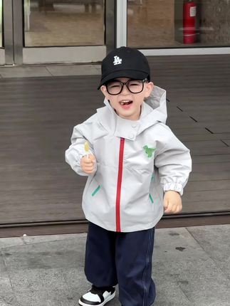 生个儿子的理由,大概就是把他打扮成理想型! #齐齐熊冲锋衣 #齐齐熊 #萌娃穿搭 #潮童穿搭 #每日童装穿搭分享