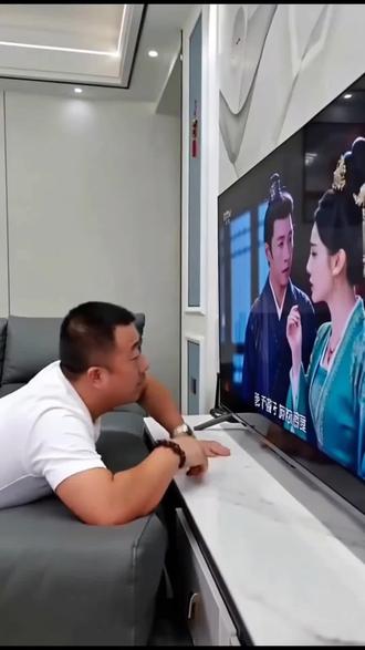 把美女从电视里拽出来特效教程来啦!#把美女从电视里拽出来特效 #把美女从电视里拽出 #把美女从电视里拽出来教程 #剪映 把美女从电视里拽出来 把美女从电视里拽出来特效提示词 #把人从电视里拽出来名场面 把电视机里的美女拽出来 把美女从墙那边拽过来特效教程 怎么从电视上把美女拽下来 把电视里的美女拽出来教程 把电视里的美女拽出来 把电视里的美女拽出来特效 把电视里的美女拽出来ai 把电视里的美女拽出来做老婆 把电视里的人拽出来 ai电视拽人特效入口 把电视里的人物拿出来了 把电视里的人物拽出来ai 电视拽人特效教程 从电视里把人拽出来特效 电视人物破壁特效 电视里的人走出来特效 把电视里的人拉出来教程