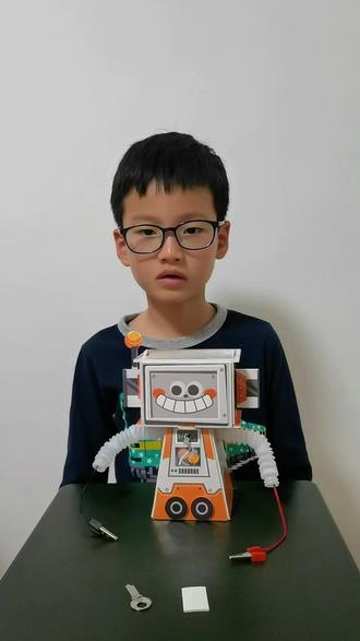 ♥大家好,这是我制作的导电测试机器人。它可以测出来哪些是导体,哪些是绝缘体。我准备了三个材料。第1个材料是钥匙。我们都知道钥匙是金属。下面我把钥匙接入到机器人的两手之间。它告诉我:恭喜我找到了一个超级厉害的导体。所以这个钥匙是一个导电良好的导体。第2个材料是橡皮。下面我把这个橡皮接到电路中,两边夹子可以直接夹上。我们发现机器人并没有发出任何的提示。这就证明橡皮是一个绝缘体。第三个材料就是我自己。我这个人就是第三个材料。下面我用两个手捏紧这两个夹子。机器人说:这个物体也能导电。也就是说我也是导体,但是导电性能没有钥匙的导电性能好。
♥大家有没有发现:钥匙是良好导体,我自己是一般导体,橡皮是绝缘体。钥匙和我接入电路的时候形成通路,机器人会说话。橡皮接入电路的时候形成断路,机器人不会说话。
♥最后,大家猜一下这两杯水哪个是自来水,哪个是纯净水?我用这个机器人测试一下。你们来猜。#抖进科学 #模型#科学实验 #记录真实生活 #人类幼崽