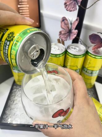 夏天的好搭档当然是柠檬水啦~真实添加NFC香水柠檬汁#夏天快乐水 #名仁柠檬觉醒 #解压快乐水
