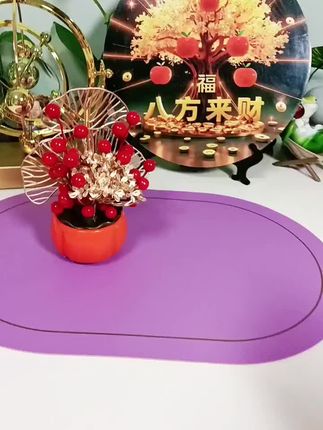 #好物推荐🔥 #买一送一柿柿如意发财果摆件、你看我九块九买了两个小摆件哈,真的老喜欢了。你看这往这么一摆哈,真的可喜庆了。无论是乔迁之喜新居摆件都是不错的选择、他这个背面是银杏叶,然后前面这个是红浆果,他就寓意硕果累累。然后这地方全都是这种樱花哈,花团锦簇的,他又寓意福气满满。看它下面是一个柿子啊,寓意事事如意,就一整个摆件的寓意真的特别好,它是这种加厚pp材质的,你也不担心掉地上摔碎了。关键他现在这个价格吧,直接到手两个,真挺划算的啊。你们刷到趁的活动可以去给家里安排一段,你这过年就这么往家里这一摆哈,他都老喜庆老好看了。