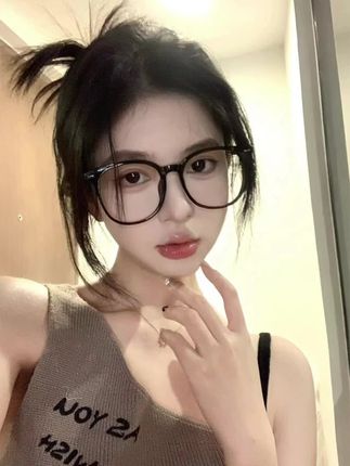 方圆脸和高颧骨宝宝看过来!!这个大框眼镜真的好能修饰脸型,好有氛围感啊!关键是性价比太高了#眼镜控 #方圆脸眼镜 #素颜神器 #方圆脸戴什么眼镜显脸小