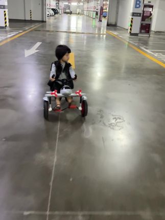 爸爸给买的礼物 #漂移车 真的太酷炫了!女 儿喜欢的不得了~#日常遛娃系列#宝妈推荐 #萌娃骑车