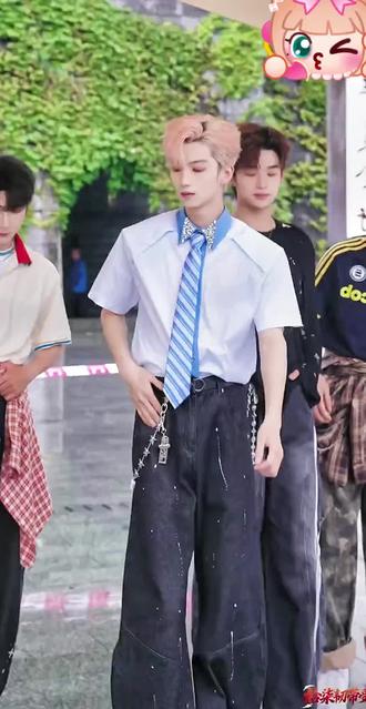 虽然只要开播就准时收看,但还是每次都忍不住录屏,太喜欢啦🥰🥰🥰#爱乐l #紫霖 #直播精彩回放