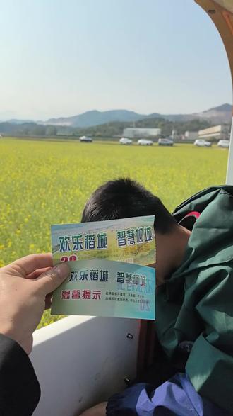 #油菜花的季节 #观光车 #油菜地 #鳜鱼季 #鳜鱼顶水 油菜花开,鳜鱼顶水。懂得都懂,祝大家新年快乐,万事如意,年年有鱼!