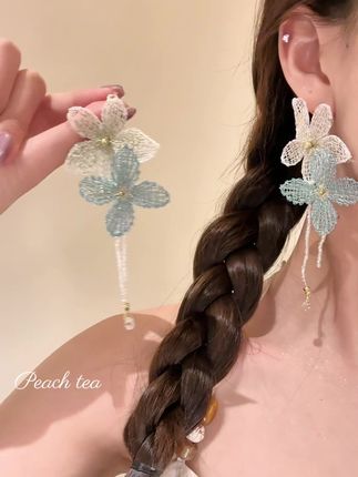 🧚仙里仙气的镂空花朵耳环~ 春天就得戴夸张的耳饰!!巨显脸小!刺绣上耳轻盈又安全~流苏款摇曳起来blingbling!直接迷住啦!!夏天搭配各种小裙子一字肩不要太好看!#耳环#花朵耳环#刺绣花朵流苏耳环#撞色花花#夏季穿搭