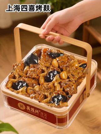 #地方特色美食 上海四喜烤麸。上海本帮菜,经典上海风味,传统四喜配料很足,有黄花菜,黑木耳,香菇,烤麸。香菇醇厚、黄花菜清香、木耳爽脆,与烤麸共谱美味华章。味浓汁多,口感松软,多汁又富有弹性。一口爆汁,承载着沪上人家的细腻情感,无论是家常餐桌,还是宴客佳肴,四喜烤麸皆以独特魅力,令人唇齿留香,难忘其味。#真材实料好味道 #超便宜超划算 #营养丰富 #四喜烤麸