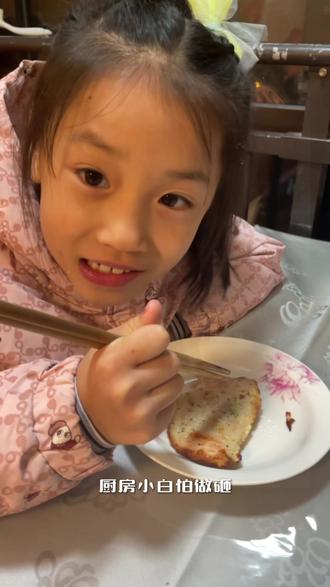 总吃外卖怕科技?厨房小白怕做砸?这款刚哥严选鸡排救星来啦!权威检测过的,没那些乱七八糟的,肉是整块切的,纹理清清楚楚~ 不用腌不用等,煎几分钟就多汁,想吃健康又懒得折腾的,点左下角冲!#李维刚 #饱饱博士 #刚哥严选大鸡排 #创作者中心 #创作灵感