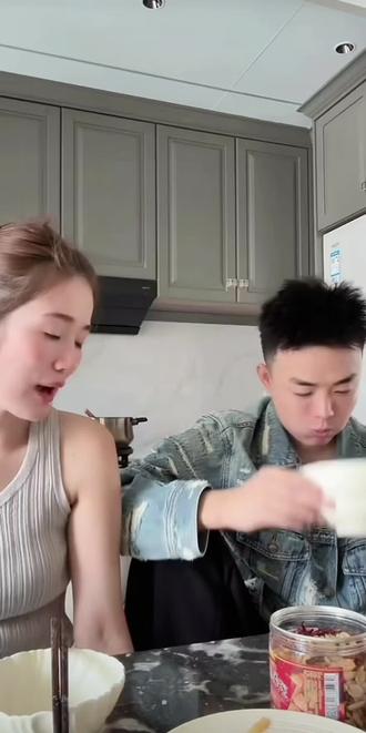 陈默姐是瑞瑞在月子中心花重金挖过来,一直在夸她,很细心的##强烈推荐 #上热搜 #家庭vlog日常