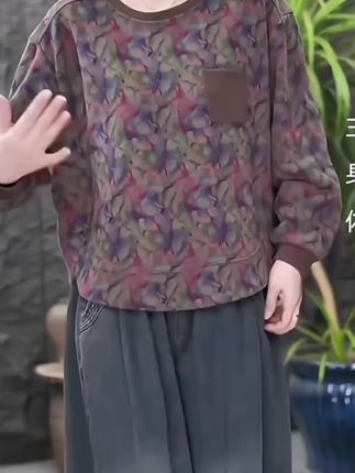 #李一桐米兰上演高智风穿搭 春秋圆领碎花卫衣#高级感穿搭 #时尚休闲穿搭 #减龄气质 #精致穿搭 @DOU+小助手