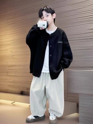 2025春秋新款男童夹克外套,中大童潮流棒球服,时尚开衫设计,帅气百搭,尽显酷炫风范。 #男童穿搭 #春秋新款 #儿童棒球服 #潮流童装 #酷帅夹克