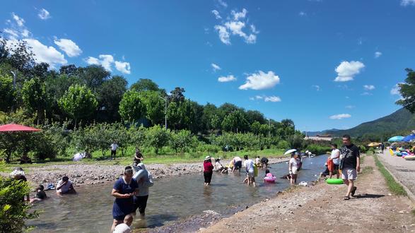夏末躲进昌平免费清凉地🌟 一站式玩水太爽啦
夏末的风还带着点小燥热?
快逃进昌平这片免费清凉秘境!
导航搜 “戏水昌平” 直接冲
刚到就被周边摊贩圈粉了
网兜 / 游泳圈 / 水枪 / 充气艇全配齐
不用自带装备的快乐谁懂啊!
一抬眼就是花丛包围的松软大草坪
搭帐篷支天幕简直绝配~
蓝天白云当背景板
低头就是清到能数石头的河水
孩子们早举着装备冲进 “解暑战场”
水里扑腾着游泳、疯玩水枪战
吹着夏末微风晒太阳
这才是夏天该有的样子啊!
⚠️安全小 tips:
下水玩耍一定看护好娃
汛期出发前必查天气预报!
离开前把垃圾打包带走
无痕露营才能一直快乐呀~
你们有私藏的游玩好去处吗?
评论区甩给我!说不定下次就组队去探~
关注👉发现👈解锁更多好去处
#昌平玩水 #免费露营地 #北京周边游 #亲子戏水#真的很summer