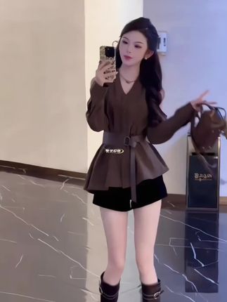 秋季氛围感别致不规则收腰露肩气质V领衬衣+短裤送腰带女#时尚气质显瘦套装