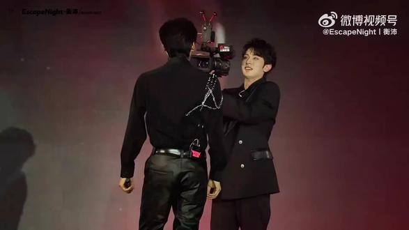 这里笑死了,哈哈哈哈哈,莫名奇妙转起来了,哈哈哈哈,你追我逃#江衡#李沛恩 #desire4#奖励 #澳门见面会