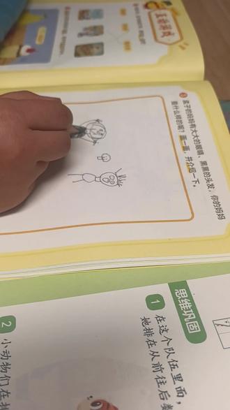 妈妈的画像 我的妈妈很漂亮。他有黑色的头发,漂亮的眼睛,亲亲的嘴巴,她最喜欢我,我爱我的妈妈。#粘人小宝贝 #家有萌娃 #陪崽子 #宝贝成长记录分享 #每天记录宝宝成长日记