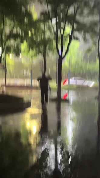 我们还能谈论几年的痴男怨女 在几个夜晚游荡饮酒 踩几回高跟鞋走过商场马路 熬夜 抽烟 购物 聚会 恋爱 朋友 不必为他人承担任何责任 永远任性恣意 且玩且珍惜吧
