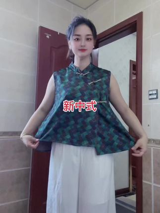 新中式不规则马甲,这个颜色属于祖母绿,和其他绿色不一样,这个颜色超级好看,上身显贵气,时尚,版型宽松,马甲的设计,胳膊粗,背厚,肚子大的姐妹完全不用担心,放心入,真的好看#新中式 #新中式穿搭 #遮肉显瘦 #穿搭分享