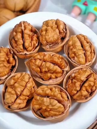 好吃的新鲜手剥烤核桃上架了!皮薄肉厚!鲜香扑鼻!#核桃 #手剥核桃 #烤核桃皮薄肉厚 #老人小孩都爱吃#坚果