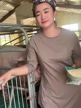 母猪该如何驱虫呢?很多老铁们都不知道母猪该如何驱虫,因为怀孕的、哺乳的、后背的、空怀的,不能给它捏到一块,对不对?老铁们?久而久之,咱家母猪呢,就会出现眼齿泪斑呢,老皮、死皮、白蛇磨牙、口嚼白沫等等情况。那么在这里,朋友们来。你住这呢?给老铁们推荐一罐特别好的驱虫产品,咱们石家庄联创的一个母猪三个月,咱们就用这一袋,早上半袋,晚上半袋,可以做到一个内外兼区,而且怀孕哺乳后背空怀,同时可以用,有需要的话可以直接戳下方的链接,三十八块八发十袋,感谢大家。