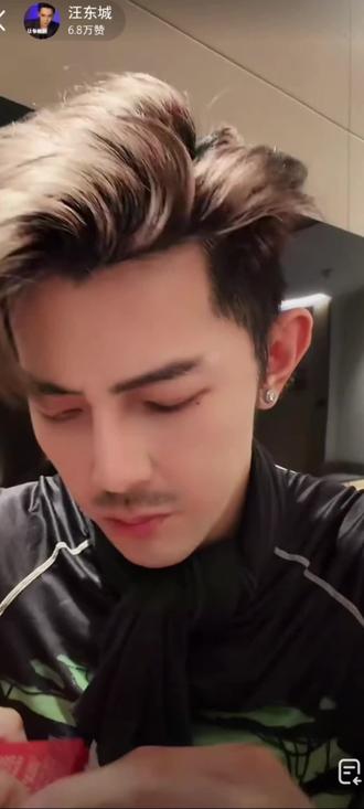 可爱的东东看起来很有做“老婆奴”的潜质🤭🤭🤭@汪东城
#汪东城我应该去爱你
#可可爱爱
#一生所爱
#老婆奴