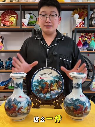 福利礼盒, 杏花村高端白酒礼盒装,会发夜光的马到成功收藏酒,四件套景德镇定制陶瓷,好瓷养好酒,杏花村53度清香型纯粮原浆酒#好酒推荐 #送礼佳品 #杏花村 #清香型白酒 #纯粮酿造好喝不上头