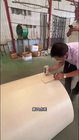 氟炭喷涂跟粉末喷涂区别在哪里呢?第一个它的工艺是。不同静电粉末喷涂是喷的粉末状的物料,它是用静电吸附粉末在铝材的表面操作相对简单一点。而氟炭喷涂。第二个喷涂的磨厚不一样,粉末它的膜厚在五十到一百二十,而氟炭喷涂膜厚是三十到六十之间,它是喷的液体。第一道喷底器。第二道喷面。第三道喷光油它是通过三图而喷成的。第三个呢,它们造价。是不一样的。粉末喷涂工艺简单一点,价格就便宜点。氟炭喷涂喷的次数多。会稍微贵一点。第四点呢,粉末喷涂容易褪色,质保在五年到八年,竹炭喷涂质保是二十年到三十年的,它比较适合紫外线,强高温高湿盐分高的那些地区,还有高层幕墙。因为氟炭它有自清洗的功能。#氟碳铝单板 #氟碳喷涂 #铝单板厂家 #铝单板定制 #铝单板幕墙