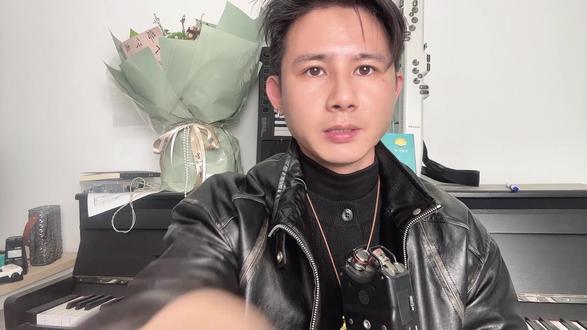 合成器的滤波器有啥用?ASM Hydrasynth合成器九头 这一期主要讲滤波器的形成以及差异。有点遗憾,视频裁剪的时候,MS-20和MOOG的音色其实差异挺大的,剪辑会压缩声音,另外如果用手机外放去听可能差异会小。所以需要提醒一下,一个音色的质感和初始状态很重要,即便是期初微小的差异,最终的结果也是巨大的。#乐器 #乐器演奏 #合成器 #电子音乐 #电音