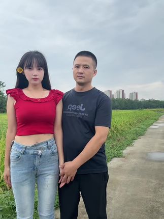 轻轻松松就把老婆给举起来了,是不是很厉害,相差十几岁爱情会有人祝福我们吗?