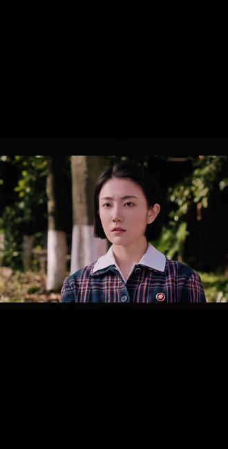 纯真年代的爱情:费霆弃铁饭碗干木匠,逆袭万元户惊呆林家
曾被林家全家嫌弃的穷小子费霆,竟靠着一手木匠活逆袭成万元户,让当初极力反对的林家父母直呼押对了宝。
彼时,费霆无房无存款,连结婚必备的三大件、三十六条腿都置办不起,自然入不了林家人的眼。大舅哥当众嘲讽他连自行车都买不起,林家父母更是满心算计,一心想让林梅嫁个能帮儿子调动工作的实权人物,费霆无背景无人脉,在他们眼里毫无利用价值。从初次上 门仅得一碗清水面的冷遇,到哥嫂的阴阳怪气,连年幼的侄子都受长辈影响,直言他会耽误自家父亲的前程,林家上下对费霆极尽排斥。
费霆在国营一厂宣传部的体面工作,全靠亲友费心争取,可性格耿直木讷的他,根本不适应写稿应酬的工作,唯有木匠手艺才是他的立身之本。1979年政策放开,个体户迎来春天,在方穆扬的支持下,费霆毅然办理停薪留职,放下铁饭碗专心做起家具生意。
他牢牢抓住时代机遇,凭借精湛手艺闯出一片天,一跃成为人人羡慕的万元户。如今再携林梅回娘家,林家父母态度大变,鞍前马后热情款待,满脸堆笑巴结这位曾经看不上的女婿,前后反差令人唏嘘。
#追剧打卡 #热播电视剧推荐 #正在看的剧 #纯真年代的爱情