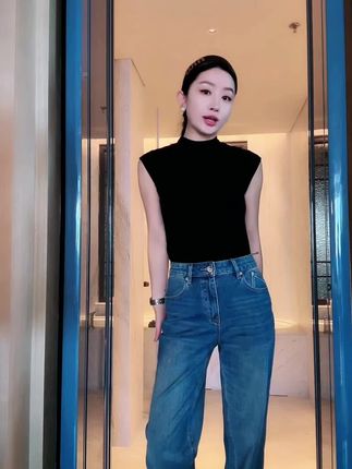 杨圣坤新款百搭无袖立领坎肩打底T恤,早秋搭配神器,女神的气质穿搭#穿搭 #今天穿什么 #时尚穿搭 #气质这一块拿捏死死的 #上热搜
