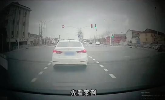 电动车闯红灯出事故,可以没买保险负全责,修车赔钱还住院#电动车闯红灯 #交通安全 #车祸