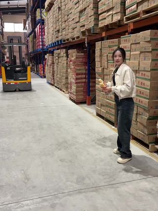 捏碎面饼,撕开包装,撒入秘制调料包,摇一摇,开吃嘎嘎好吃 从小陪到大的一款北京方便面,现在依旧畅销,面饼配料表干净,吃起来满口面香味~是否还记得它呢#北京方便面#原产地直发#南街村方便面#干脆面#记忆中的童年小卖部