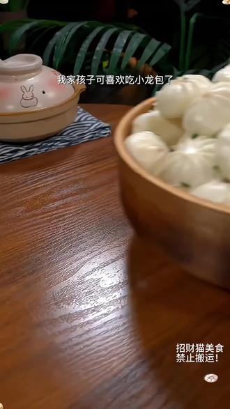 这个鲜肉小笼包啊,真的是超好吃。一袋,整整两斤。有50多个。随便上锅蒸一下,或者是用油煎一下。空气炸锅烤一下都超好吃。早上老公上班,孩子上学,不知道吃什么的,赶紧把这个小笼包备起来。#小笼包 #鲜肉小笼包 #年福记小笼包 #包子 #早餐吃什么