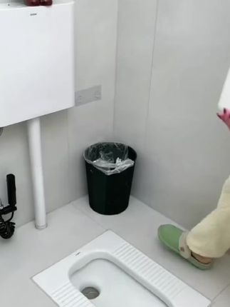 卫生间的垃圾桶一定要挂在墙上,这样打扫卫生才方便。最好是有盖子的,避免看到尴尬垃圾,减少异味#垃圾桶 #壁挂垃圾桶 #强烈推荐 #卫生间好物 #生活好帮手