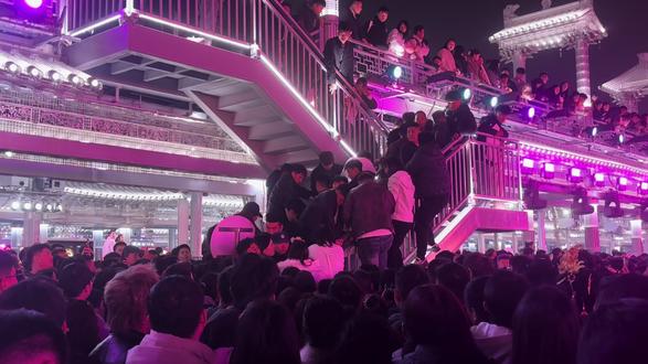 为了看高迪保安都拦不住 警察都差点挡不住
#万岁山武侠城
#高迪