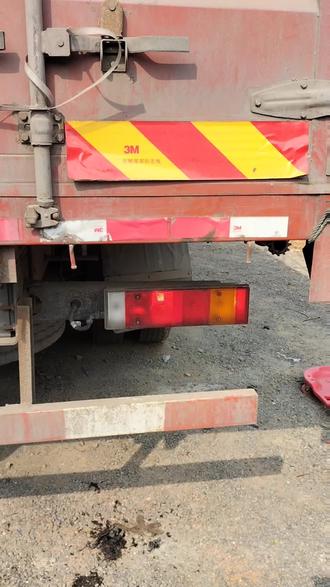 东风天锦国五KR车许向卫师傅描述故障案例请收藏;
此车故障是打开位置灯亮,启动车辆后灯熄灭,经过多位维修师傅排查,给出故障结论是线路短路!但是找不到短路地方,都没有排除此车故障!
今天经过我排查此车,结论是加装边灯后,位置灯功率符合超载!导致启动车后,在车身电脑作用下位置灯熄灭!功率等于电压乘以电流!车不启动时候电瓶电压不高于25伏,但是启动着引擎后全车电压是28伏,电压高了位置灯功率就大了!
经过我理论分析后,我直接把左右后尾灯内灯泡,各摘除一个!此车故障排除!
不是所有自称自己是汽车电工师傅的人,都是真正合格的汽车电工!以防你的车辆被当成学徒练手“小白鼠”。车辆有故障时候,请你第一时间来电,咨询30年汽车电工许向卫师傅13937931611