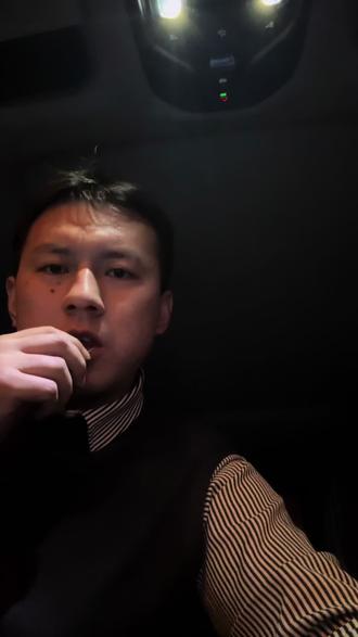 #创作灵感 #生活万般苦,唯有自己渡!
史铁生《病隙碎笔》里有句话是这样描述的,进退维谷之日正可能是别有洞天之时。朋友们,今天不分享养生知识和大家聊聊心得。人
在变强的路上会真正爱上自己,那种爱不是自恋而是它经历了无数独自穿越风雨后的成长,你会开始相信自己的判断,欣意自己的韧性,也能坦然服受自己的局限,不再需要借助别人的喜欢和认可,来确认自己的价值。朋友们,人生没有那么多观众,有且仅有一个,就是你自己,人的一生要勇于尝试,大胆试错容错,不留遗憾,终其一生要选择热爱和适合的方式度过浪漫的一生。我接触自媒体四个月,本着陶冶情操的心态和大家友好的见面了,这中间有过奔溃,有过质疑,也想过放弃,但是这其中有很多的乐趣,我是属于比较内向不爱说话的性格,我总结了近期的感触,人的一生就是不断创造和革新的过程,还是出纪难视都是白人要勇于创造和革新,之后会变得豁达。
朋友们压垮你的从来不是外面的狂风暴雨,
而是你内心那点不切合实际的想法,比如说今天周五,你洗了个香香的澡,剃了胡须,做了漂亮的发型,画了精致的妆容,约了期待的人出吃美味的火锅,但是对方爽约了,朋友们,两种原因,第一真的忙,第二你不重要,大部分都是后者,这个时候你不必难过,还有很多朋友,很多有意义的事情值得你做,不要总盼着有座山能靠,后来会发现,山会崩塌,能靠的只有白己。我最近迷上了加缪的文学书籍,有段话是这样讲的,在隆冬,我终于明白,我身上有个不可战胜的夏天,我并非期待人生可以过得顺利,但我希望碰到人生困境的时候,自己可以是它的对手。这句话很有感觉,透露着坚强、无助、不完美,但从没有放弃。朋友们太阳终会晒进我们的骨头缝里,每个冬天的句点都是春暖花开,不要放弃,不要割舍不完美的自己,祝我们来年春山昂首,为己筹谋,不再自否,开干!
#原创视频 #情感 #情感共鸣