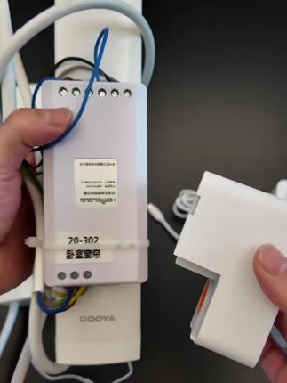 科思顿Smart6电动窗帘 真的只有身份证大小,超级静音。集成支持米家、天猫多平台、而且厂家用的无刷电机。自己安装才能发现工业设计上有很多亮点,电机外侧可挂窗帘,这样窗帘和墙就没缝隙;一个电源可以接两个C口电机,不用改电线或者改插座;宣传的高度是插上轨道的高度,不是在轨道下的高度,可以更好的隐藏;推荐给大家!#科思顿智慧家#智能家居#电动窗帘 #电动窗帘推荐 #全屋智能