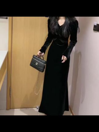 高端网红爆款时尚丝绒连衣裙女秋冬新款气质V领显瘦女神长裙#包臀裙 #好物推荐 #连衣裙 #秋冬穿搭 #v领长裙