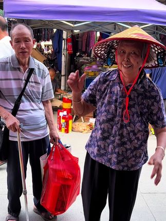 不羡鸳鸯不羡仙,真羡慕爷爷奶奶,又过了个愉快的街天,黄色阿姨非常开朗大方,心态令人羡慕#原创视频 风扇帽子#泡沫帽子