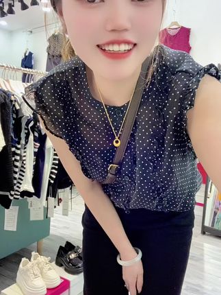 喜欢的姨妈些点开我的橱窗去拍哈谢谢☺️橱窗的商品大家放心去购买·有不满意的都是7天无理由退货·##女装 #同城热点 #实体店 #喜欢就关注我吧 #努力卖衣服的小姐姐