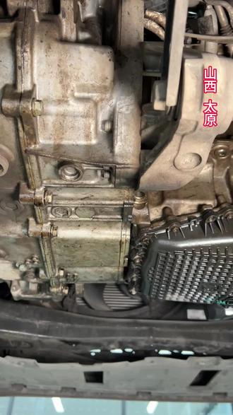 车辆的这处漏油一定不要着急维修发动机或者变速箱,有可能是这个小配件导致的#别克#漏油#废气阀#太原别克专修