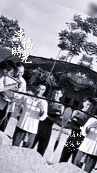 麦收时节的农谚与乡土旧忆🌾 自古流传两句关于麦熟的老话:“四月芒种麦在前,五月芒种麦在后”,也常直白说成“四月芒种麦熟了,五月芒种麦不熟”。祖辈靠这句农谚判断小麦成熟早迟——芒种在农历四月,气温升得快、雨水合适,麦子就能早早饱满灌浆、开镰收割;要是节气推迟到五月,春寒拖慢长势,麦田成熟就得晚许久。
麦子收罢、扬场入囤,本地还有项千百年的民俗:农历五月新麦归仓,出嫁的闺女要挎满满一篮暄软馍馍回娘家,俗称“送五月馍馍篮子”。村里老人随口能念出民谣:打罢麦子扫罢场,挎着篮儿瞧亲娘。一篮白面馍,藏着女儿对父母的惦念,也是丰收时独有的乡土温情。
✨七十年代的粮食分配
上世纪七十年代生产队时期,粮食分配没有全国统一标准,各大队会结合收成、农活轻重、人口结构定细则,核心是“人劳结合、按劳分配兼顾民生”——既保障老弱妇孺的基本口粮,也凭工分回报劳作社员。
分配分两大块:五六成的基本口粮按人头分,老人孩童、孤寡村民都能拿到定量,守住温饱;剩下三四成是工分粮,按全年工分算,壮年全劳力一天记十分,妇女、割草的孩子记三五分,工分越多分的粮越多。小麦是细粮里的心头盼,玉米、红薯、豆子按五斤红薯抵一斤小麦折算,全家全年吃食靠麦收、秋收两次分粮撑着。
📍我家的缺粮日子
我家是七队典型的缺粮户,一家六口人,父亲在工厂是非农户口,不能参与分粮,队里只算母亲和我们姊妹四个五个人的份额。家里缺壮年劳力挣工分:母亲体弱多病干不了重活,妹妹年纪小离不开人,能下地的只有我和两个姐姐。
每到午后放学、周末假期,我们姐弟三个就扛着大草筐往田间、河滩跑,割青草送牛棚喂耕牛,靠这点零碎活攒微薄工分,哪怕每天一两分,积少成多也能补点亏空。后来大姐十六岁进厂,每月二十四块工资交十二元给生产队,折算三十个工分,家里的缺粮款才算减了大半。
为多挣口粮补贴家,父亲白天在工厂上班,夜里还要赶回生
