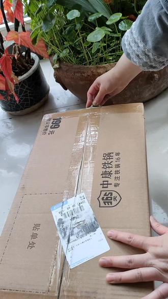 女生单手颠勺的小铁锅 不生锈又无涂层的好铁锅终于让我找到了,中康的铁锅我也可以单手颠勺了#铁锅#不生锈的铁锅