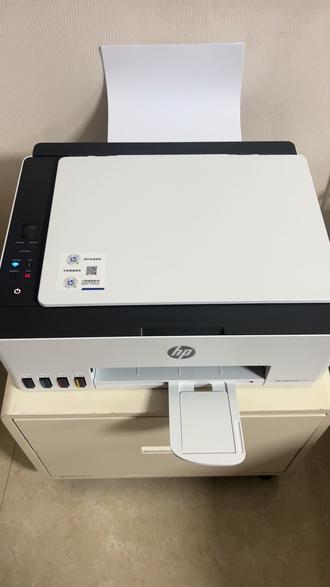 惠普598 自从入手了#惠普家用连供打印机 598,彻底告别了频繁换墨盒、打印卡顿的烦恼,妥妥的家庭刚需电器。对于家里有学生、经常需要打印作业、试卷和学习资料的家庭来说,这款机器真的太合适了。
它的连供系统做得非常人性化,可视化墨仓可以清晰看到剩余墨量,什么时候需要加墨一目了然,加墨操作简单干净,不会弄脏手和桌面。日常打印速度稳定,不会出现卡纸、拖影、断墨的情况,黑白文本打印清晰工整,彩色图片色彩还原真实,用来打印错题本、手抄报、照片资料效果都很好。
支持手机无线直连打印、远程打印,操作简单不繁琐,老人孩子都能轻松操作。而且整机功耗低、噪音小,打印过程安静不扰民。对比传统墨盒打印机,它的打印成本极低,大容量墨仓耐用又省钱,多功能打印、复印、扫描一体,实用性超强,居家使用性价比非常高。#惠普家用学习喷墨打印机 关注@惠普打印 (认准官方账号哦)
