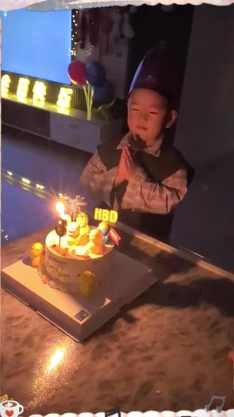 宝贝,三岁生日快乐!愿你眼里的星光永远闪亮。
三岁,是好奇的年纪,是用小手触摸世界的开始。
我的小勇士,生日快乐!三岁的你,已能守护自己小小的梦想。
生日快乐,我的男孩!三岁,愿你像种子一样,积蓄力量,未来必将枝繁叶茂。
今天,我的小男孩三岁了,像一棵小树苗,正迎着阳光茁壮成长。
时间悄悄走过,把你从婴儿变成了男孩。三岁生日快乐,愿你永远保有这份纯真的笑容。
三载春秋,你从襁褓里的呢喃长成了会奔跑、会大笑的勇敢男孩。
三岁生日,解锁新技能:奔跑、提问和无穷的爱。
亲爱的儿子,三岁生日快乐!愿你的眼里星光永远闪亮✨✨✨✨
